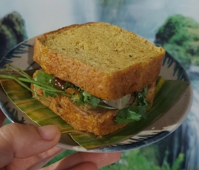 Bánh mì bí đỏ kẹp pa tê